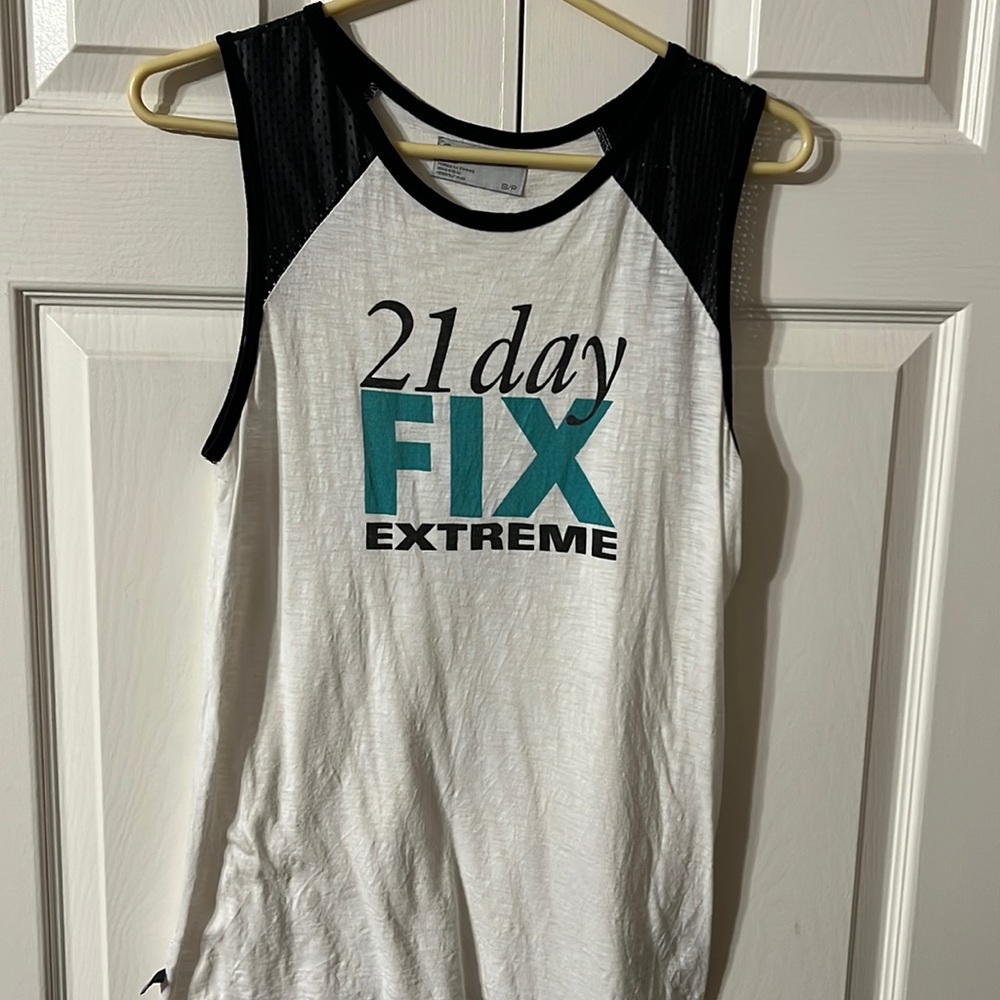 5 for 25$ 💵 Ladies size small Beachbody tank